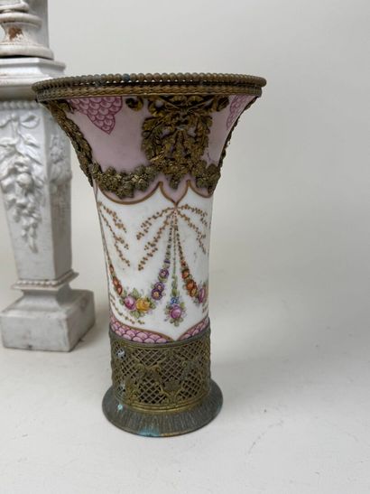 Lot comprenant :
- un vase en porcelaine...