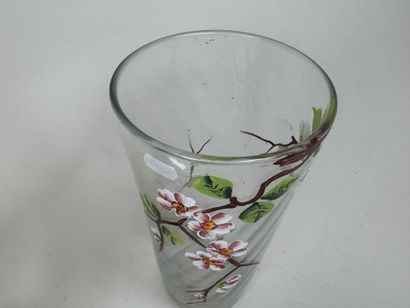 Deux sujets en porcelaine polychrome et or...