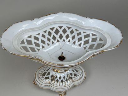 PARIS.
Corbeille ou coupe ajourée en porcelaine...
