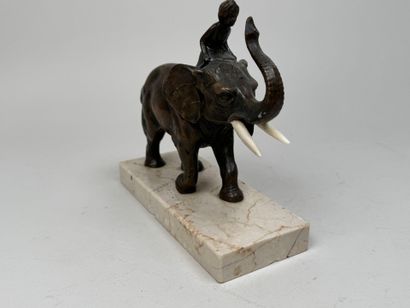 École, XXe.
Éléphant.
Sujet en régule patiné...