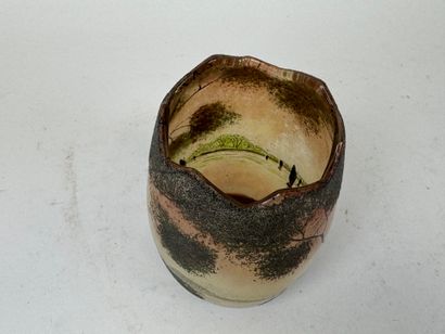 Vase en verre émaillé à décor de paysage...