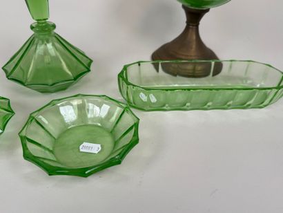 Partie de nécessaire de toilette en ouraline...