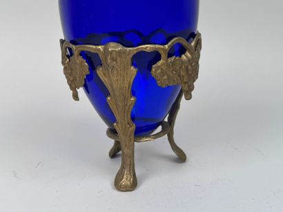 Rince-raisin en verre coloré bleu, la monture...