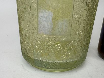 Lot comprenant :
- un pot en verre coloré...