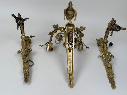 Trois appliques en bronze doré à décor de...