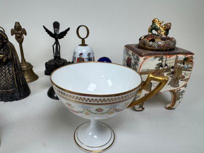 Collection de 12 cloches principalement en...