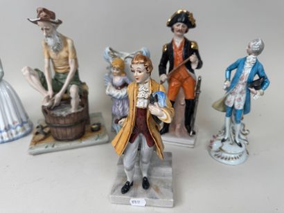 Collection de 9 sujets en céramique, porcelaine...