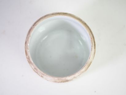 CHINE, XIXe.
Pot couvert en porcelaine polychrome...