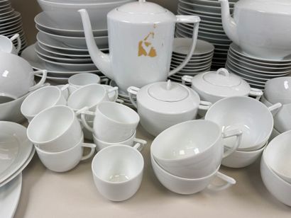 Important service de table en porcelaine...