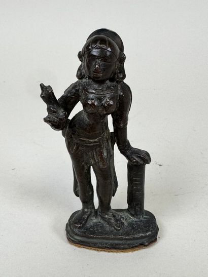 ASIE, XXe.
Femme debout.
Sujet en bronze...