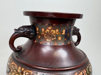 ASIE, XXe.
Vase en bronze cloisonné et polychrome...