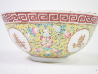 CHINE, XXe.
Bol en porcelaine polychrome...