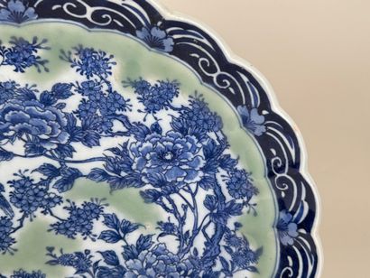 ASIE, XXe.
Grand plat polylobé en porcelaine...