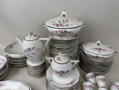 Partie de service de table en porcelaine...