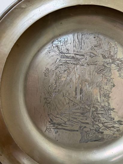 Paire de plats creux et circulaires en métal...