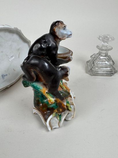Lot comprenant :
- un groupe en porcelaine...