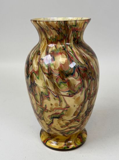 Vase en verre coloré à décor de motifs stylisés.
H....