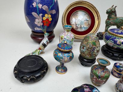 Important lot de 35 sujets en laiton cloisonné...