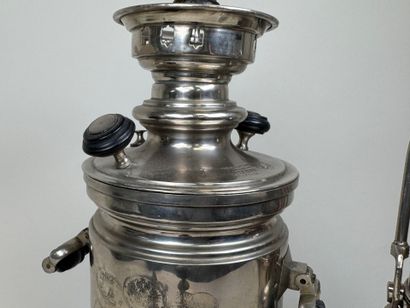 Samovar et cafetière en métal et bois tourné.
H....
