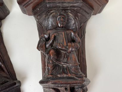 École, XIXe.
Paire de sellettes en bois sculpté...