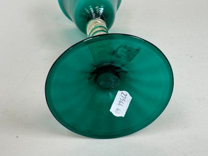 MURANO, XXe.
Grand verre sur pied en verre...