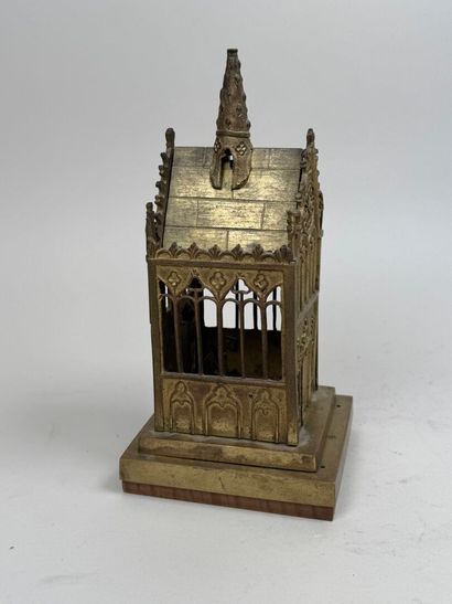 Petite châsse reliquaire en bronze doré,...