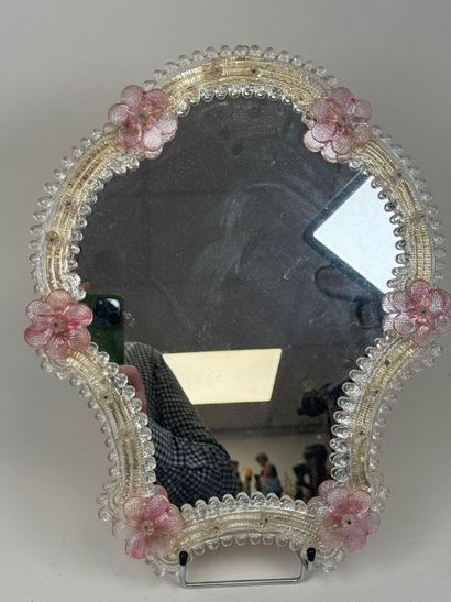 MURANO, XXe.
Miroir mural en verre soufflé...