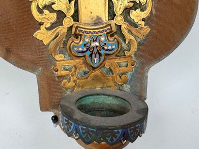 Bénitier en laiton ciselé et cloisonné à...