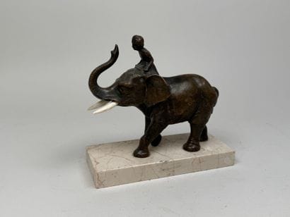 École, XXe.
Éléphant.
Sujet en régule patiné...