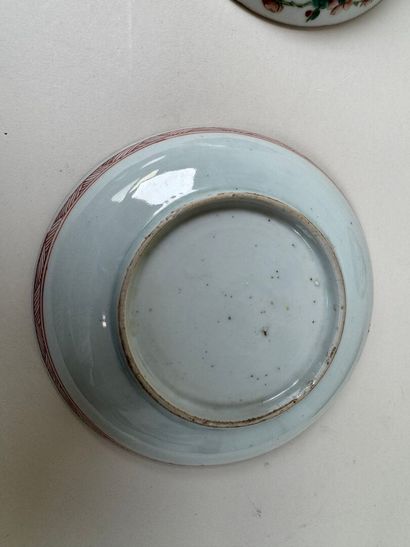 CHINE, XXe.
Coupelles et petit bol en porcelaine...
