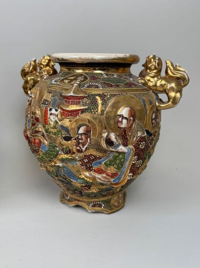 JAPON, SATSUMA , XXe. 
Paire de vases balustres...