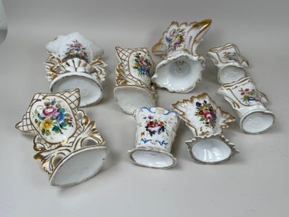 Collection de 8 vases de mariées en porcelaine...
