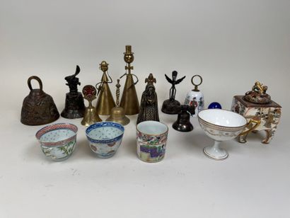 Collection de 12 cloches principalement en...
