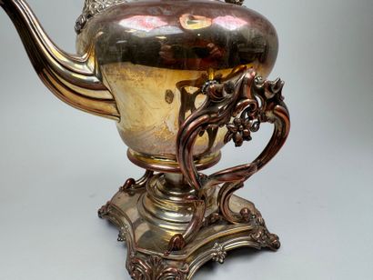 Samovar en métal argenté à décor de feuillages...