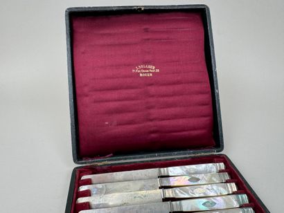 +
Set of 12 entremet knives, mother-of-pearl...