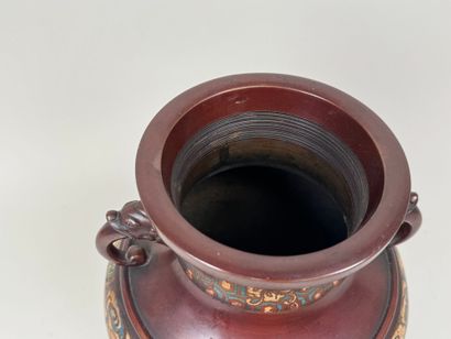 ASIE, XXe.
Vase en bronze cloisonné et polychrome...