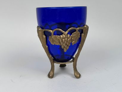 Rince-raisin en verre coloré bleu, la monture...