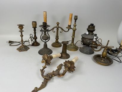 Lot de 9 bougeoirs, flambeau, lampe à pétrole...
