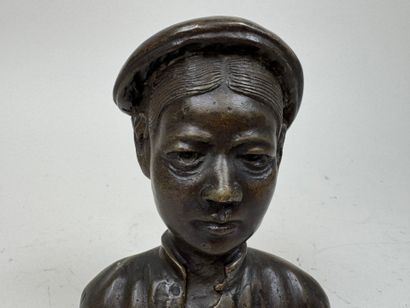 INDOCHINE, XXe.
Sujet en bronze patiné figurant...
