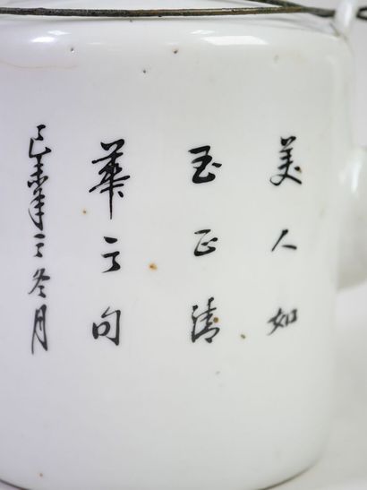 CHINE, vers 1900.
Verseuse en porcelaine...