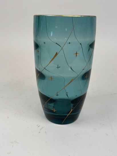 KOSTA, XXe.
Petit vase en verre coloré et...