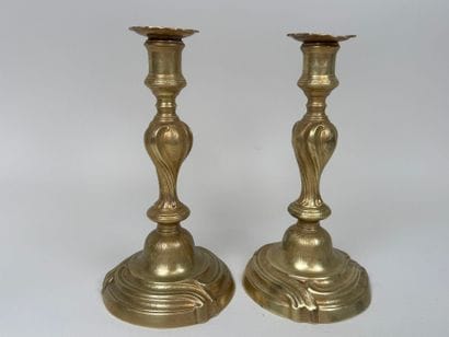 Paire de bougeoirs en bronze doré et ciselé...