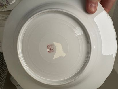 Partie de service de table en porcelaine...