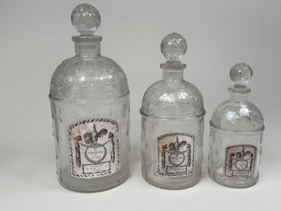 GUERLAIN à Paris.
3 flacons en verre moulé.
H....