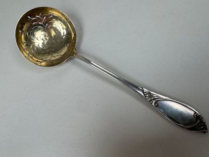 Silver sprinkler 950/1000, Minerve hallmark.
Weight...