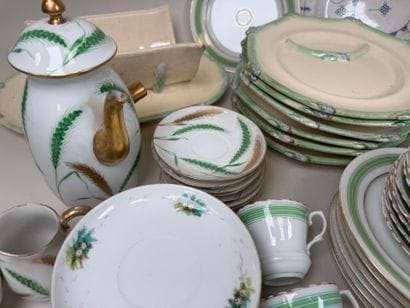 Important lot en porcelaine et faïence comprenant...