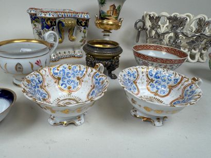 Petit lot en faïence et porcelaine polychrome...