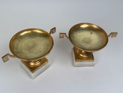 Paire de cassolettes en bronze doré et ciselé...