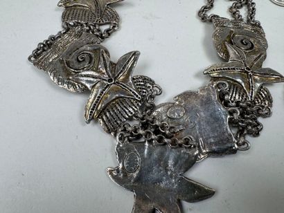 PACHE à Paris.
Collier et bracelet en métal...