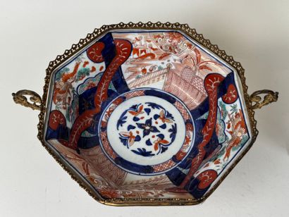 ASIE, XXe.
Coupe octogonale en porcelaine...